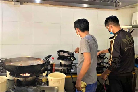 Ấm lòng những suất cơm miễn phí giữa mùa dịch - Ảnh 3. Ấm lòng những suất cơm miễn phí giữa mùa dịch - Ảnh 3.