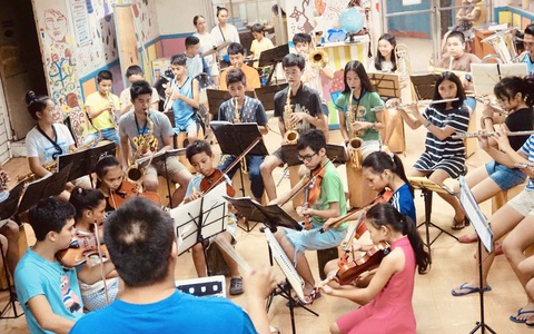 Gieo âm nhạc, ươm giấc mơ cho trẻ nghèo ở Cebu - Ảnh 1. Gieo âm nhạc, ươm giấc mơ cho trẻ nghèo ở Cebu - Ảnh 1.