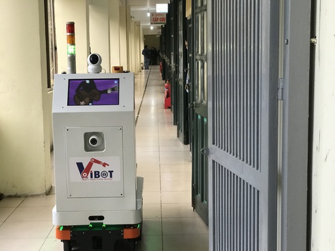 Việt Nam chế tạo thành công robot hỗ trợ bác sĩ chăm sóc bệnh nhân cách ly - Ảnh 1. Việt Nam chế tạo thành công robot hỗ trợ bác sĩ chăm sóc bệnh nhân cách ly - Ảnh 1.