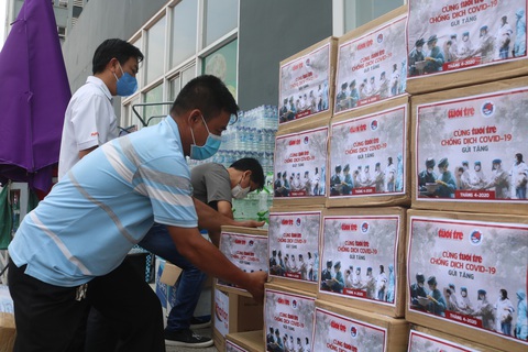 Cùng Tuổi Trẻ chống dịch COVID-19: Trao quà tận tay tại khu cách ly - Ảnh 2. Cùng Tuổi Trẻ chống dịch COVID-19: Trao quà tận tay tại khu cách ly - Ảnh 2.
