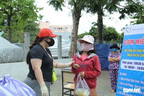 Ấm lòng những suất cơm miễn phí giữa mùa dịch - Ảnh 11. Ấm lòng những suất cơm miễn phí giữa mùa dịch - Ảnh 11.