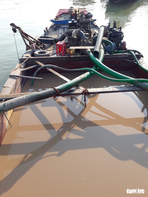 An Giang: cát tặc vẫn lộng hành trên sông - Ảnh 5. An Giang: cát tặc vẫn lộng hành trên sông - Ảnh 5.