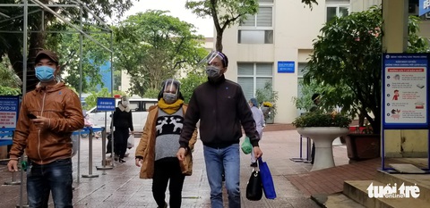 Sàng lọc, khai báo tiền sử dịch tễ ngay cổng ra vào Bệnh viện Phụ sản trung ương - Ảnh 7. Sàng lọc, khai báo tiền sử dịch tễ ngay cổng ra vào Bệnh viện Phụ sản trung ương - Ảnh 7.
