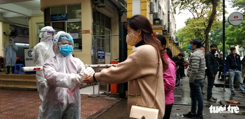 Sàng lọc, khai báo tiền sử dịch tễ ngay cổng ra vào Bệnh viện Phụ sản trung ương - Ảnh 1. Sàng lọc, khai báo tiền sử dịch tễ ngay cổng ra vào Bệnh viện Phụ sản trung ương - Ảnh 1.