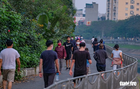 Công viên đóng cửa, nhiều người dân Hà Nội liều mình ra đường tập thể dục - Ảnh 10. Công viên đóng cửa, nhiều người dân Hà Nội liều mình ra đường tập thể dục - Ảnh 10.