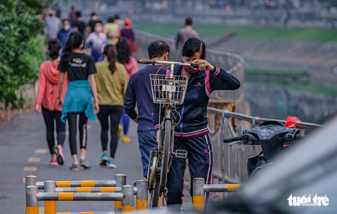 Công viên đóng cửa, nhiều người dân Hà Nội liều mình ra đường tập thể dục - Ảnh 7. Công viên đóng cửa, nhiều người dân Hà Nội liều mình ra đường tập thể dục - Ảnh 7.