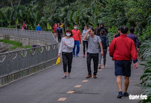 Công viên đóng cửa, nhiều người dân Hà Nội liều mình ra đường tập thể dục - Ảnh 5. Công viên đóng cửa, nhiều người dân Hà Nội liều mình ra đường tập thể dục - Ảnh 5.