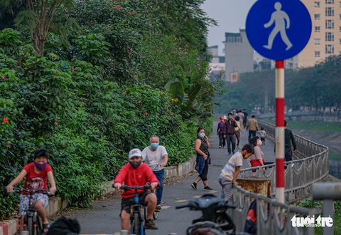 Công viên đóng cửa, nhiều người dân Hà Nội liều mình ra đường tập thể dục - Ảnh 3. Công viên đóng cửa, nhiều người dân Hà Nội liều mình ra đường tập thể dục - Ảnh 3.