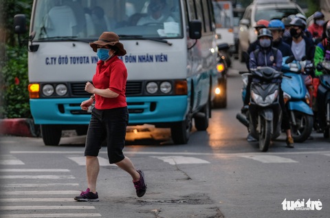 Công viên đóng cửa, nhiều người dân Hà Nội liều mình ra đường tập thể dục - Ảnh 9. Công viên đóng cửa, nhiều người dân Hà Nội liều mình ra đường tập thể dục - Ảnh 9.