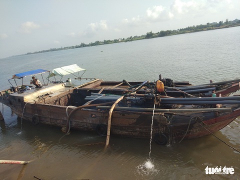 An Giang: cát tặc vẫn lộng hành trên sông - Ảnh 2. An Giang: cát tặc vẫn lộng hành trên sông - Ảnh 2.