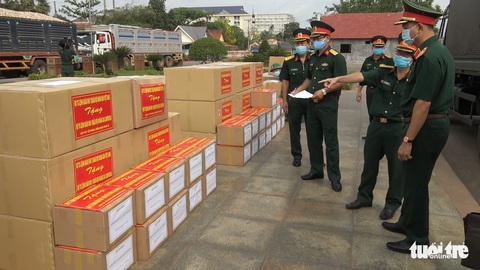 Quân khu 7 bàn giao 80.000 khẩu trang cho quân đội, Việt kiều Campuchia - Ảnh 2. Quân khu 7 bàn giao 80.000 khẩu trang cho quân đội, Việt kiều Campuchia - Ảnh 2.
