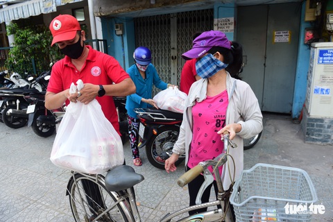 5.000 phần quà cho người gặp khó khăn vì COVID-19 - Ảnh 2. 5.000 phần quà cho người gặp khó khăn vì COVID-19 - Ảnh 2.