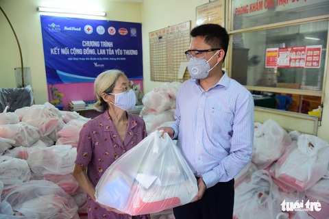 5.000 phần quà cho người gặp khó khăn vì COVID-19 - Ảnh 4. 5.000 phần quà cho người gặp khó khăn vì COVID-19 - Ảnh 4.