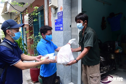5.000 phần quà cho người gặp khó khăn vì COVID-19 - Ảnh 6. 5.000 phần quà cho người gặp khó khăn vì COVID-19 - Ảnh 6.