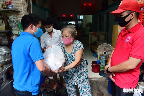 5.000 phần quà cho người gặp khó khăn vì COVID-19 - Ảnh 1. 5.000 phần quà cho người gặp khó khăn vì COVID-19 - Ảnh 1.