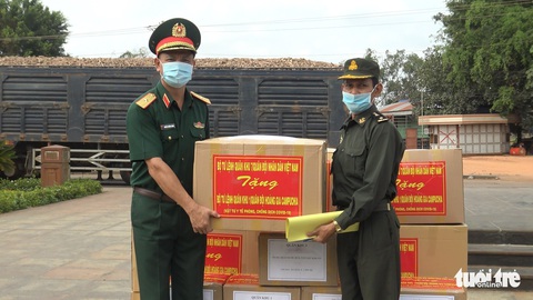 Quân khu 7 bàn giao 80.000 khẩu trang cho quân đội, Việt kiều Campuchia - Ảnh 1. Quân khu 7 bàn giao 80.000 khẩu trang cho quân đội, Việt kiều Campuchia - Ảnh 1.