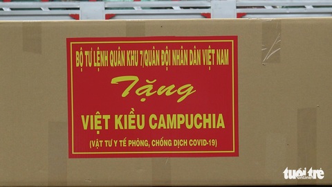 Quân khu 7 bàn giao 80.000 khẩu trang cho quân đội, Việt kiều Campuchia - Ảnh 5. Quân khu 7 bàn giao 80.000 khẩu trang cho quân đội, Việt kiều Campuchia - Ảnh 5.