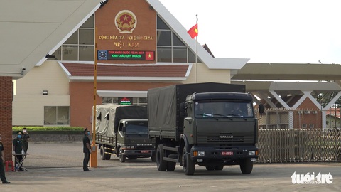 Quân khu 7 bàn giao 80.000 khẩu trang cho quân đội, Việt kiều Campuchia - Ảnh 3. Quân khu 7 bàn giao 80.000 khẩu trang cho quân đội, Việt kiều Campuchia - Ảnh 3.