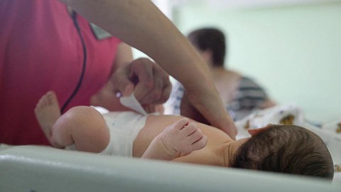 Romania: 10 trẻ sơ sinh dương tính với virus corona trong khi mẹ âm tính - Ảnh 1. Romania: 10 trẻ sơ sinh dương tính với virus corona trong khi mẹ âm tính - Ảnh 1.