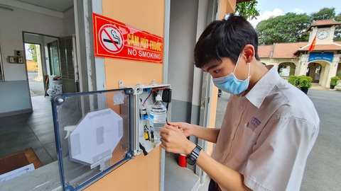 Học sinh Lê Hồng Phong làm máy rửa tay tự động tặng cho trường - Ảnh 1. Học sinh Lê Hồng Phong làm máy rửa tay tự động tặng cho trường - Ảnh 1.