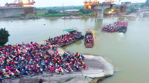 Ngàn người ùn ứ chờ phà Tuần Mây - Ảnh 2. Ngàn người ùn ứ chờ phà Tuần Mây - Ảnh 2.