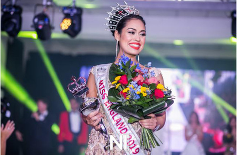 Hoa hậu Anh cất vương miện sắc đẹp, về làm bác sĩ chống COVID-19 - Ảnh 1. Hoa hậu Anh cất vương miện sắc đẹp, về làm bác sĩ chống COVID-19 - Ảnh 1.