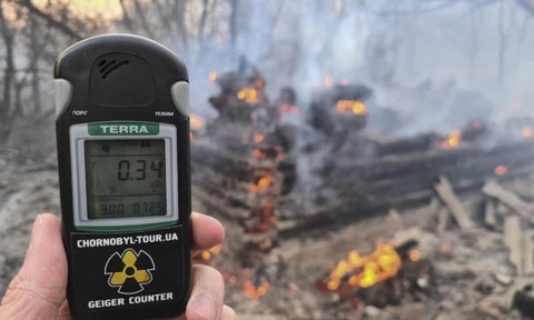 Mức phóng xạ tăng sau cháy rừng gần Chernobyl ở Ukraine - Ảnh 1. Mức phóng xạ tăng sau cháy rừng gần Chernobyl ở Ukraine - Ảnh 1.