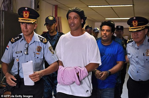 Ronaldinho thoát cảnh cơm tù sau khi nộp triệu USD - Ảnh 1. Ronaldinho thoát cảnh cơm tù sau khi nộp triệu USD - Ảnh 1.
