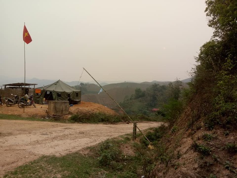 Thương lắm lon rau xanh mọc ngay chốt trực COVID-19 vùng biên - Ảnh 5. Thương lắm lon rau xanh mọc ngay chốt trực COVID-19 vùng biên - Ảnh 5.