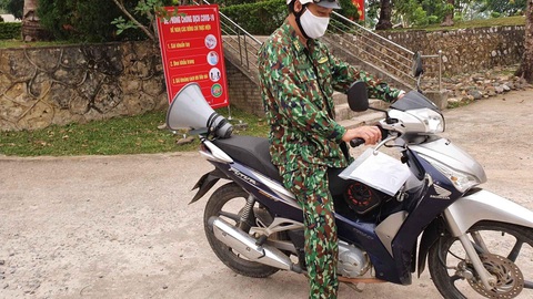 Thương lắm lon rau xanh mọc ngay chốt trực COVID-19 vùng biên - Ảnh 9. Thương lắm lon rau xanh mọc ngay chốt trực COVID-19 vùng biên - Ảnh 9.