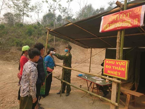 Thương lắm lon rau xanh mọc ngay chốt trực COVID-19 vùng biên - Ảnh 6. Thương lắm lon rau xanh mọc ngay chốt trực COVID-19 vùng biên - Ảnh 6.