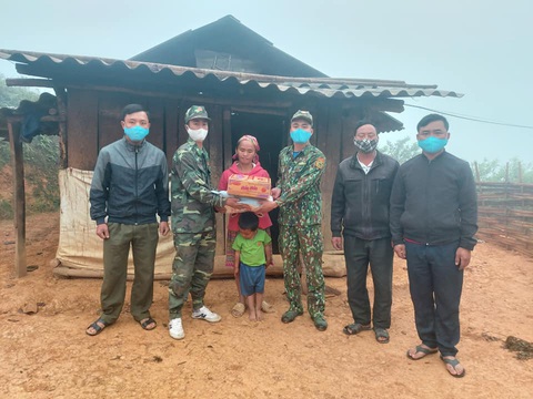 Thương lắm lon rau xanh mọc ngay chốt trực COVID-19 vùng biên - Ảnh 8. Thương lắm lon rau xanh mọc ngay chốt trực COVID-19 vùng biên - Ảnh 8.