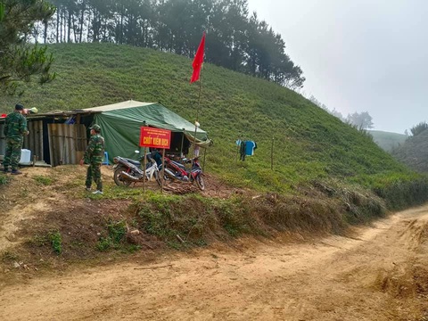 Thương lắm lon rau xanh mọc ngay chốt trực COVID-19 vùng biên - Ảnh 3. Thương lắm lon rau xanh mọc ngay chốt trực COVID-19 vùng biên - Ảnh 3.