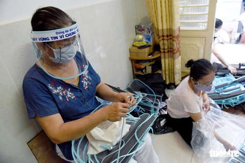Tiểu thương Sài Gòn làm miếng chắn ngăn giọt bắn tặng y bác sĩ - Ảnh 2. Tiểu thương Sài Gòn làm miếng chắn ngăn giọt bắn tặng y bác sĩ - Ảnh 2.