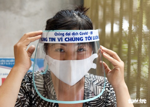 Tiểu thương Sài Gòn làm miếng chắn ngăn giọt bắn tặng y bác sĩ - Ảnh 7. Tiểu thương Sài Gòn làm miếng chắn ngăn giọt bắn tặng y bác sĩ - Ảnh 7.