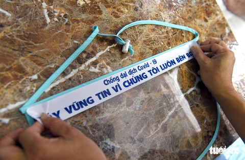Tiểu thương Sài Gòn làm miếng chắn ngăn giọt bắn tặng y bác sĩ - Ảnh 5. Tiểu thương Sài Gòn làm miếng chắn ngăn giọt bắn tặng y bác sĩ - Ảnh 5.