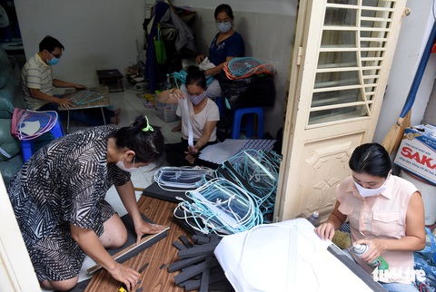 Tiểu thương Sài Gòn làm miếng chắn ngăn giọt bắn tặng y bác sĩ - Ảnh 8. Tiểu thương Sài Gòn làm miếng chắn ngăn giọt bắn tặng y bác sĩ - Ảnh 8.