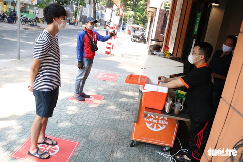 Có nên kéo dài thời gian cách ly xã hội? - Ảnh 3. Có nên kéo dài thời gian cách ly xã hội? - Ảnh 3.