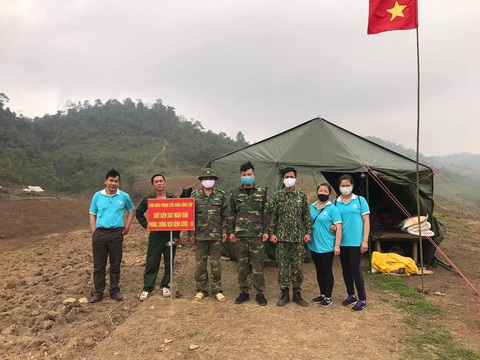 Cha mất, người lính nghẹn ngào thắp hương tiễn biệt cha từ đơn vị ở biên giới - Ảnh 1. Cha mất, người lính nghẹn ngào thắp hương tiễn biệt cha từ đơn vị ở biên giới - Ảnh 1.