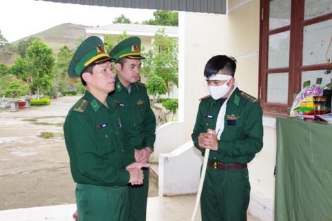 Thương lắm lon rau xanh mọc ngay chốt trực COVID-19 vùng biên - Ảnh 13. Thương lắm lon rau xanh mọc ngay chốt trực COVID-19 vùng biên - Ảnh 13.