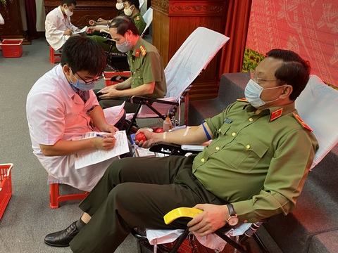 Thiếu tướng Nguyễn Hải Trung và 300 công an Thanh Hóa hiến máu vì cộng đồng - Ảnh 1. Thiếu tướng Nguyễn Hải Trung và 300 công an Thanh Hóa hiến máu vì cộng đồng - Ảnh 1.