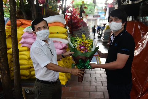 Báo Tuổi Trẻ trao danh hiệu Bạn đồng hành quanh tôi cho chủ nhân ‘ATM gạo’ - Ảnh 1. Báo Tuổi Trẻ trao danh hiệu Bạn đồng hành quanh tôi cho chủ nhân ‘ATM gạo’ - Ảnh 1.