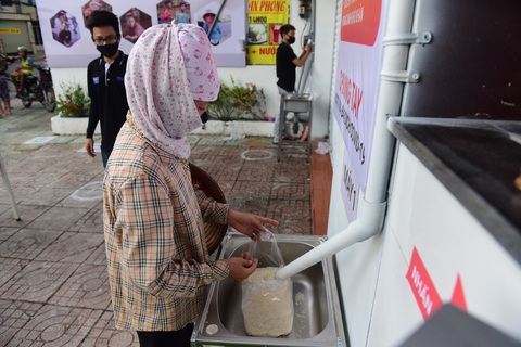 Báo Tuổi Trẻ trao danh hiệu Bạn đồng hành quanh tôi cho chủ nhân ‘ATM gạo’ - Ảnh 5. Báo Tuổi Trẻ trao danh hiệu Bạn đồng hành quanh tôi cho chủ nhân ‘ATM gạo’ - Ảnh 5.