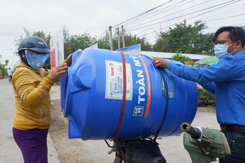 Bà con vùng hạn mặn Long An vui mừng nhận bồn chứa nước - Ảnh 1. Bà con vùng hạn mặn Long An vui mừng nhận bồn chứa nước - Ảnh 1.