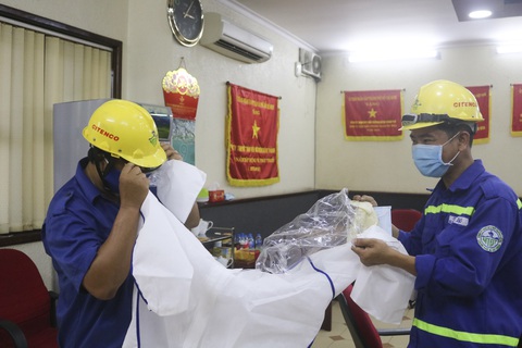 Cùng Tuổi Trẻ chống dịch COVID-19, quà bạn đọc đến với công nhân gom rác - Ảnh 4. Cùng Tuổi Trẻ chống dịch COVID-19, quà bạn đọc đến với công nhân gom rác - Ảnh 4.