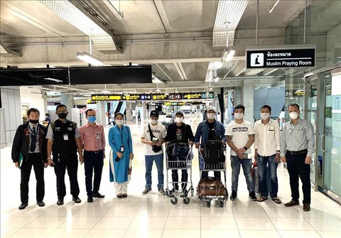 7 người Việt Nam bị kẹt tại sân bay Thái Lan về nước trên máy bay chở hàng - Ảnh 1. 7 người Việt Nam bị kẹt tại sân bay Thái Lan về nước trên máy bay chở hàng - Ảnh 1.