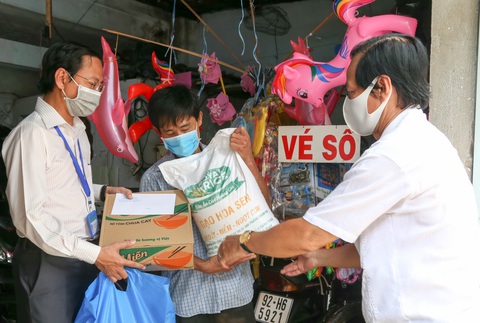 TP.HCM: Gần 9 tỉ đồng trợ cấp đến tay người bán vé số - Ảnh 1. TP.HCM: Gần 9 tỉ đồng trợ cấp đến tay người bán vé số - Ảnh 1.