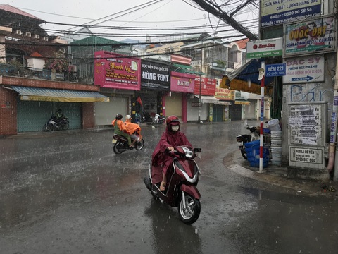 Mưa lớn giải nhiệt sau thời gian dài nắng nóng tại TP.HCM - Ảnh 4. Mưa lớn giải nhiệt sau thời gian dài nắng nóng tại TP.HCM - Ảnh 4.