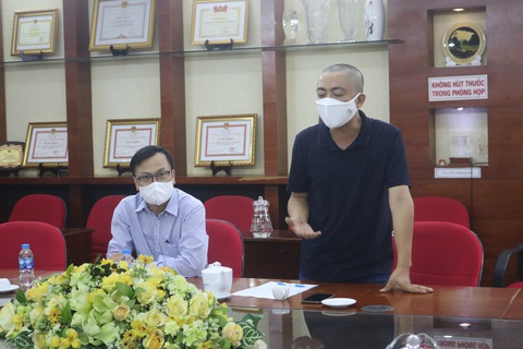 Cùng Tuổi Trẻ chống dịch COVID-19, quà bạn đọc đến với công nhân gom rác - Ảnh 2. Cùng Tuổi Trẻ chống dịch COVID-19, quà bạn đọc đến với công nhân gom rác - Ảnh 2.