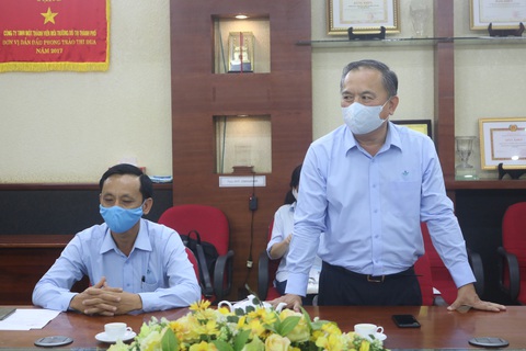 Cùng Tuổi Trẻ chống dịch COVID-19, quà bạn đọc đến với công nhân gom rác - Ảnh 3. Cùng Tuổi Trẻ chống dịch COVID-19, quà bạn đọc đến với công nhân gom rác - Ảnh 3.